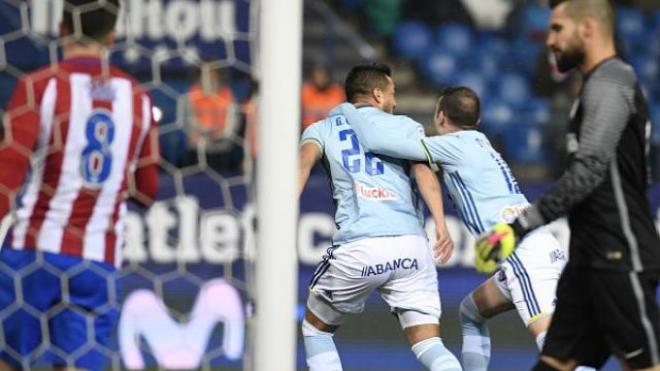 Cabral celebra el gol ante la desesperación de Moyá.