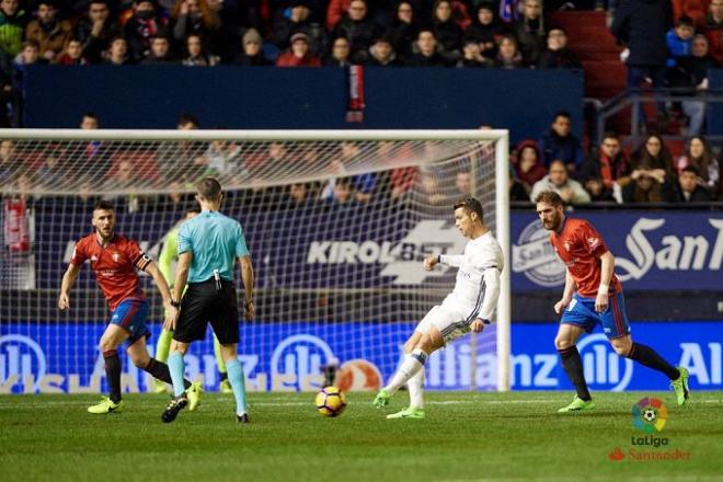 Cristiano Ronaldo, durante un lance del partido ante Osasuna.