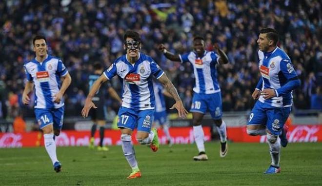 Hernán Pérez celebra el tanto logrado.