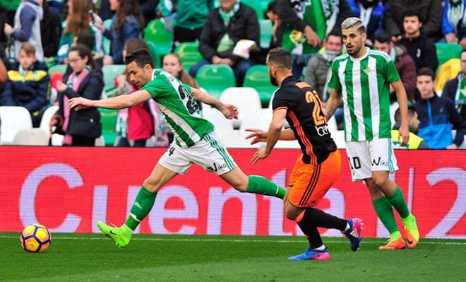 Montoya intenta quitarle la pelota a Rubén Castro.