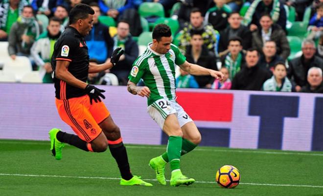 Rubén Castro controla la pelota ante Aderlan Santos.