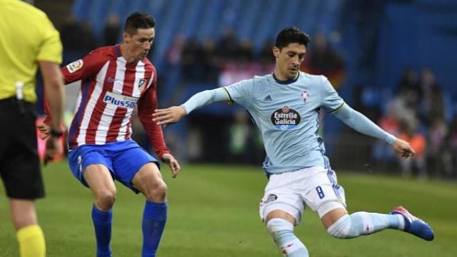 Fernando Torres y 'Tucu' Hernández pelean por el balón.