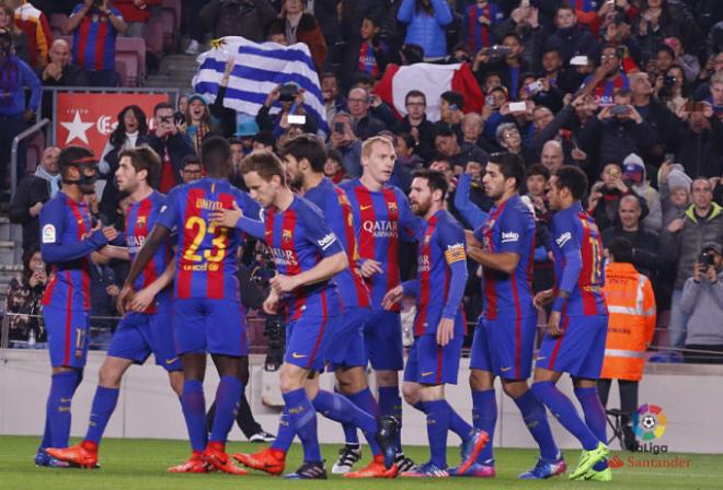 Los jugadores del Barcelona celebran el 1-0.