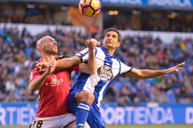 Celso Borges y Toquero pugnan por el balón.