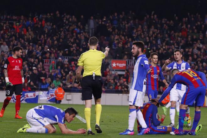 Iglesias Villanueva decreta penalti ante la mirada de Neymar y Mantovani.