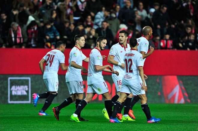 Los de Sampaoli celebran el primer gol del partido.