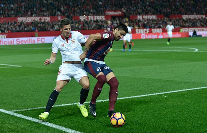 Jovetic se resbaló en el interior del área.