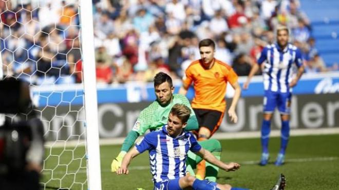 Diego Alves se emplea en una jugada en el área del Valencia.