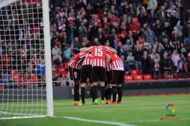 Los leones festejan la importante victoria.