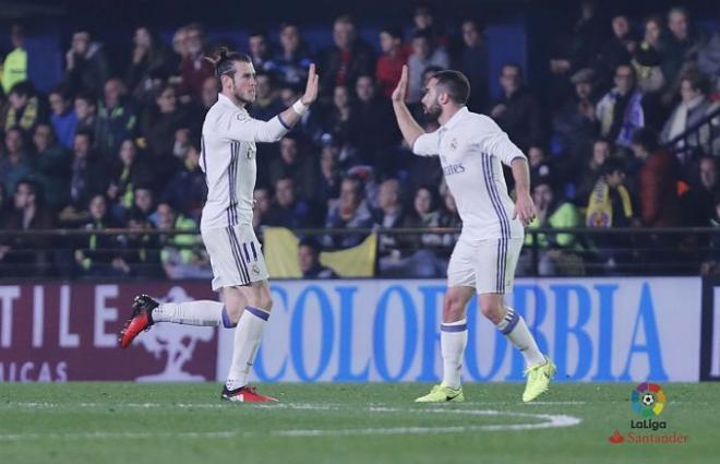 Bale y Carvajal se felicitan tras el primer tanto.