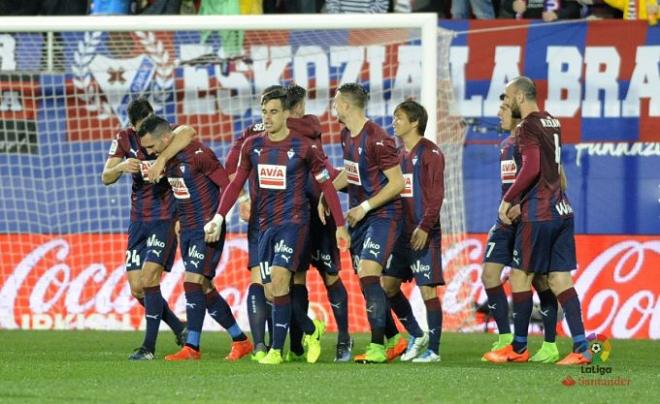 El equipo de Mendilibar festeja uno de los goles del partido.