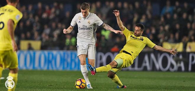 Kroos y Mario Gaspar pelean por un balón en el Villarreal-Real Madrid.