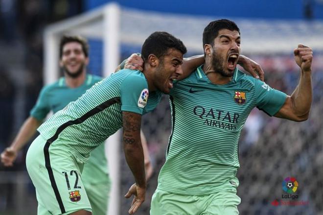 Luis Suárez, protagonista en la jugada afortunada del duelo.