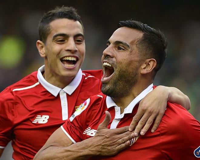 El argentino celebra con Ben Yedder el tanto del empate.