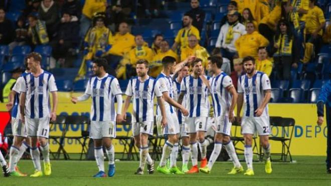 Los jugadores de la Real Sociedad celebran el gol de Xabi Prieto.