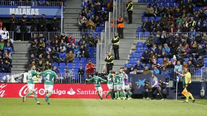 Los jugadores del Betis, celebrando uno de los goles.