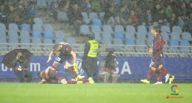 Los jugadores del Eibar celebran el gol de Pedro León en Anoeta.