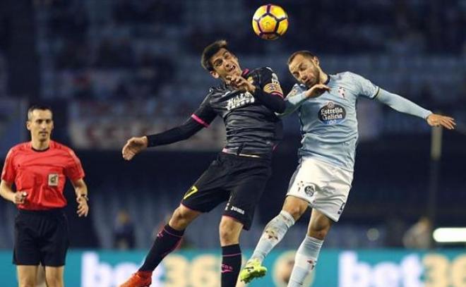 Gerard Moreno y Marcelo Díaz intentan cabecear la pelota.