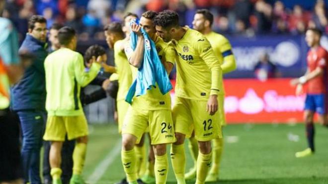 Santos Borré muestra la camiseta de Sergio Asenjo.