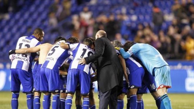 Mel y sus futbolistas saludan desde el centro del campo.