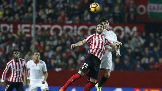 Raúl García, en una acción del partido.