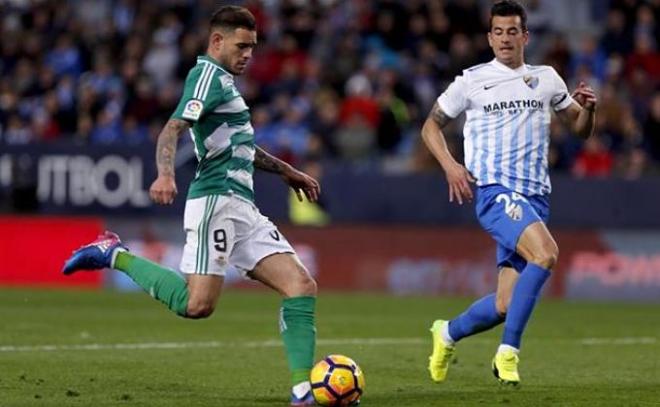 Luis Hernández persigue a Sanabria en el segundo gol bético.