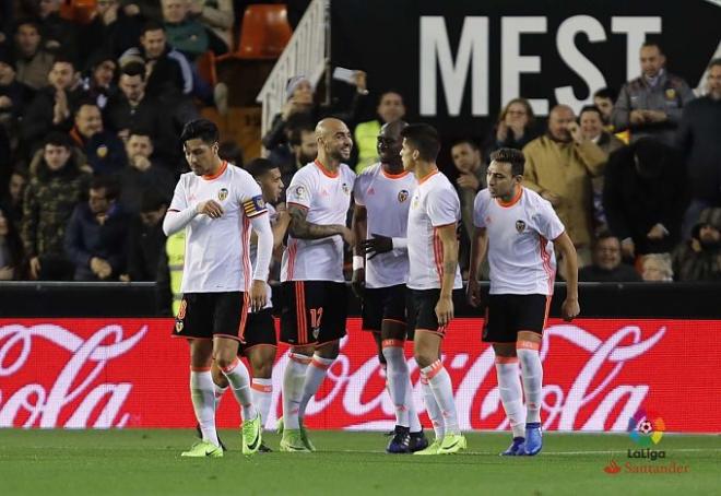 Los jugadores del Valencia celebran el gol de Mangala.