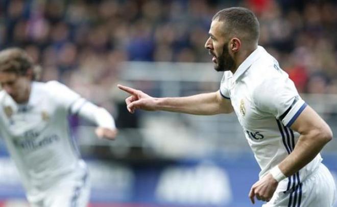 Benzema celebra uno de sus tantos al Eibar en Ipurúa.