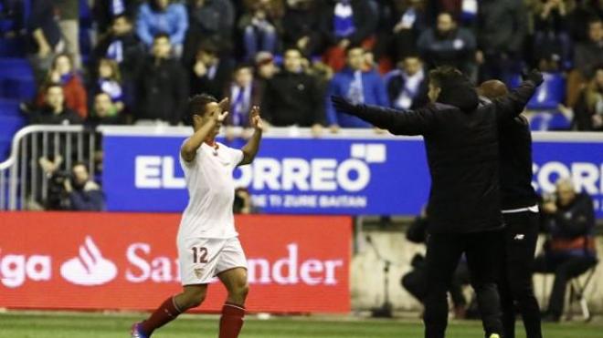 Ben Yedder celebra el 0-1 del Sevilla con el banquillo.