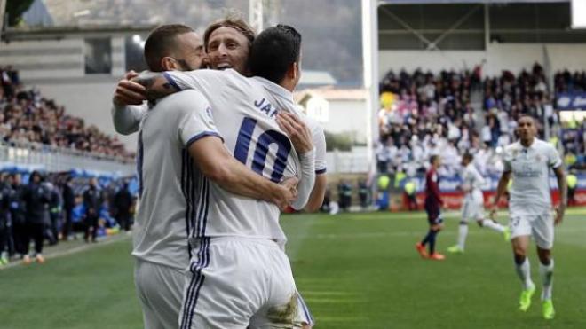 Benzema, James y Modric celebran el 0-1.