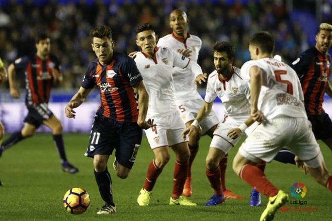 Los jugadores del Sevilla intentan frenar a Ibai.