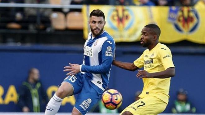 David López y Bakambu pugnan por un balón.