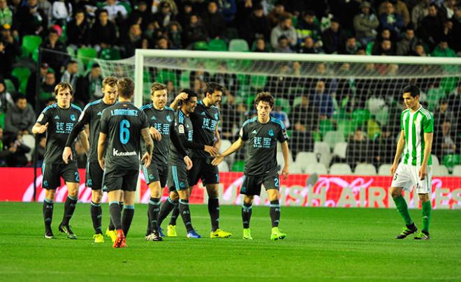 Los jugadores de la Real celebran uno de los goles en el Villamarín.