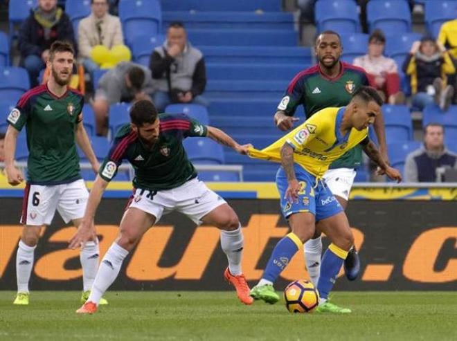 Jonathan Viera protege el balón ante la presión osasunista.