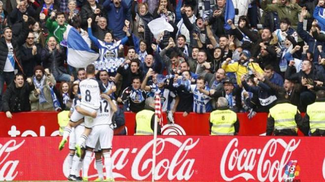 Celebración de jugadores y afición deportivista.