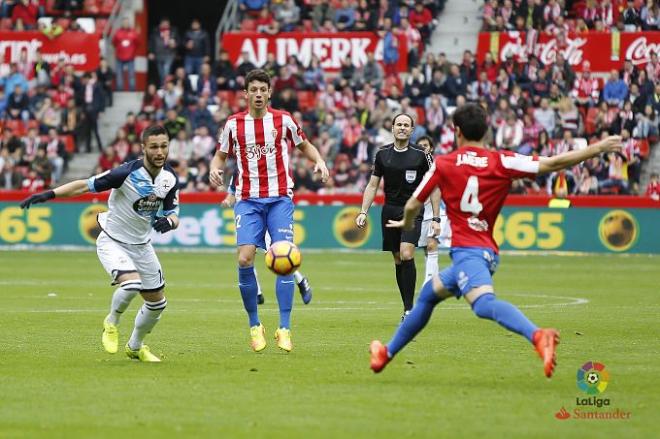 Meré despeja el balón ante la presión de Andone.