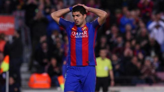 Luis Suárez lamenta el error.