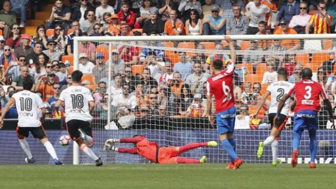 Cuéllar detiene el penalti de Parejo.