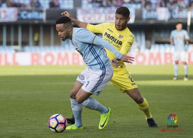 Bongonda y Dos Santos pelean por el balón.