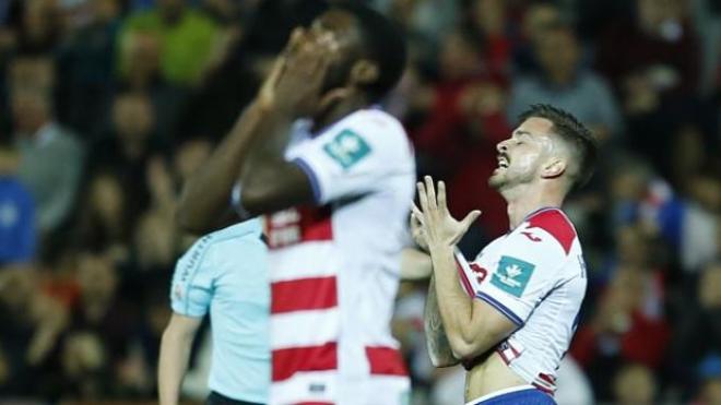 Los jugadores del Granada se lamentan tras el final del partido.