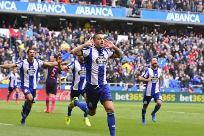 Joselu celebra su tanto al Barcelona en Riazor.