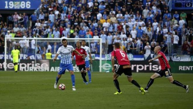 José Rodríguez juega ante la atenta mirada de varios rivales.