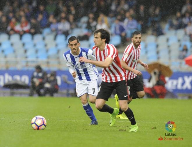 Lekue conduce la pelota ante la presión de Juanmi.