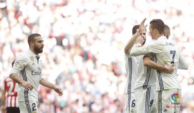 Los jugadores del Real Madrid celebran el primer tanto blanco.