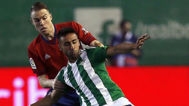 Clerc y Navarro pelean por un balón en el Betis-Osasuna.