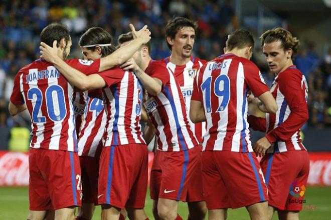 Los jugadores del Atlético celebran la victoria en Málaga.