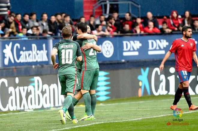 Celebración de los jugadores del Athletic del gol de Aduriz en Pamplona.