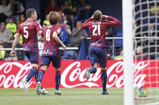 Pedro León celebra su gol de penalti ante el Villarreal.