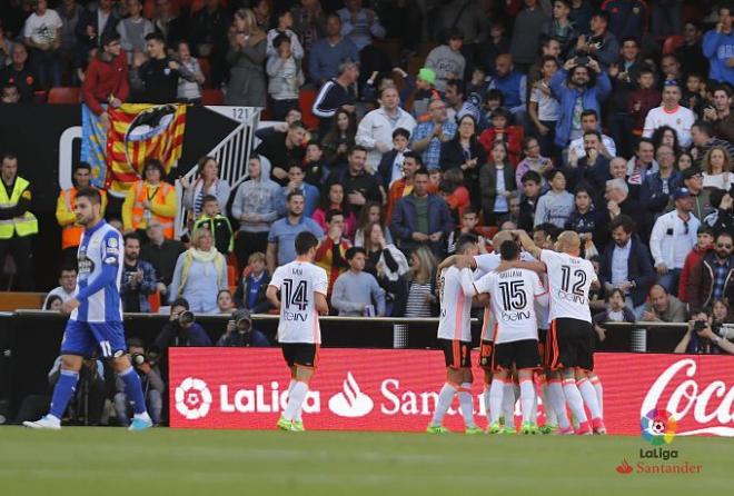 Los valencianistas celebran el gol de Garay.