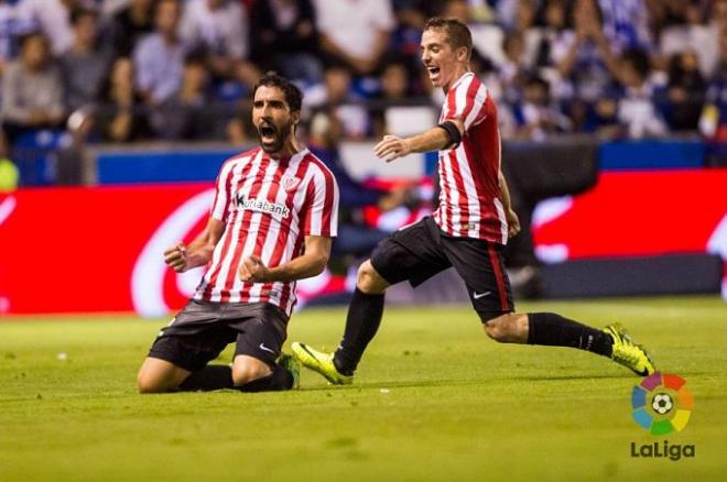 Raúl García y Muniain celebran un gol con el Athletic.